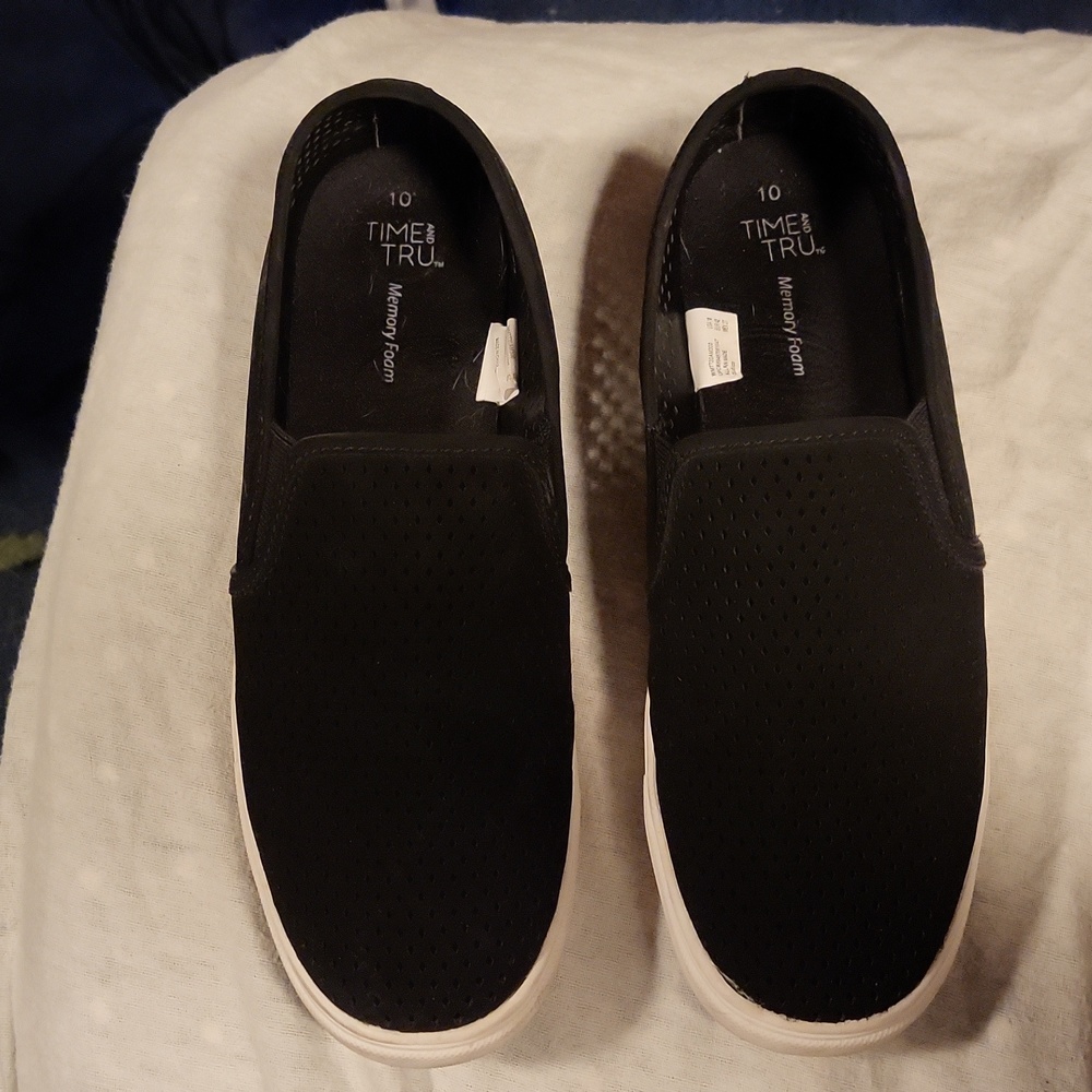Time and tru black knit loafer